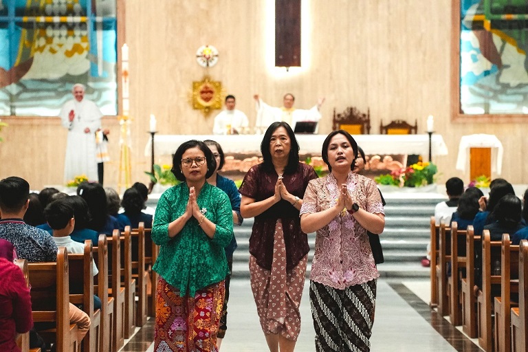 Petugas persembahan berkebaya Pakai